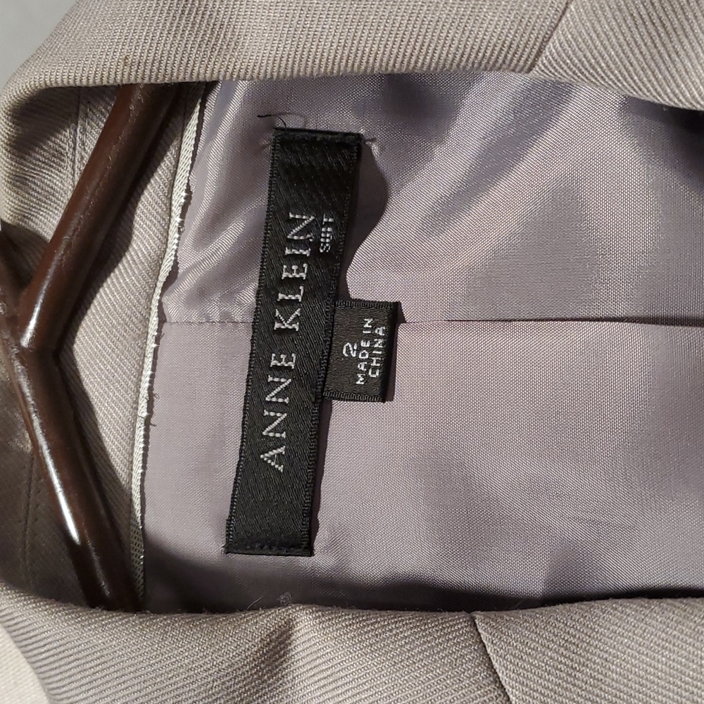 Anne Klein grey size 2 wool like pants suit set.